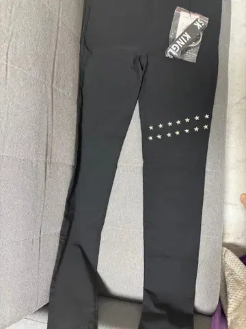 KINGLY MASK 블랙 스키니 팬츠 별 모양 장식 포함