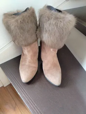 모드 에 자코모 베이지 스웨이드 퍼 부티