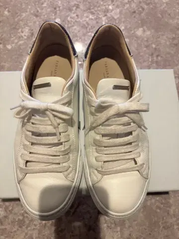 화이트 가죽 스니커즈 레이스업