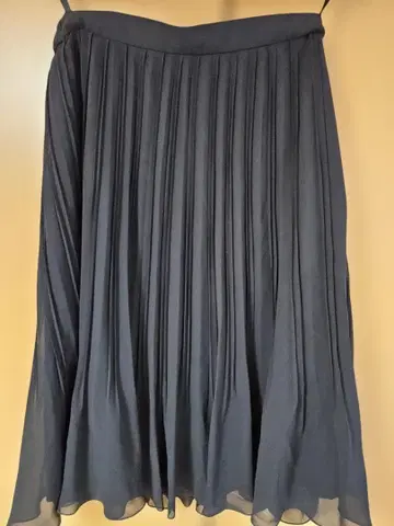 다크 네이비 플리츠 스커트