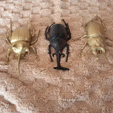 곤충 피규어 세트 3개 골드 컬러 블랙 컬러