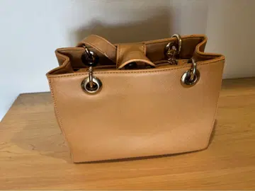 베이지 핸드백 지퍼 포함