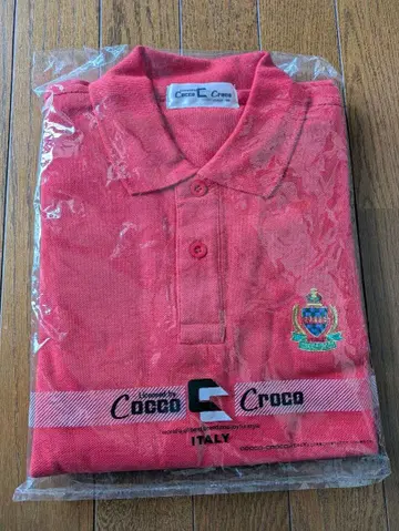 빨간색 피케 셔츠, 자수 로고 포함