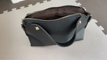 블랙 가죽 핸드백 스터드 장식