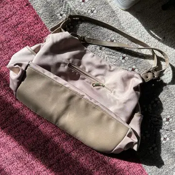 베이지 숄더백 포켓 많음 밑면 인조 가죽