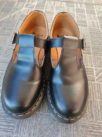 Dr. Martens UK6
