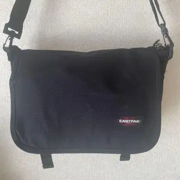 [새상품급] EASTPAK 블랙 메신저 백 25일 한정 가격
