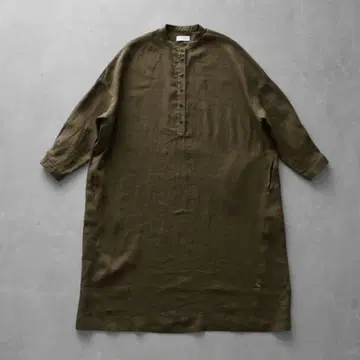 엔슈 직물 HUIS U213 셔틀 린넨 밴드 카라 원피스 (다크 올리브)