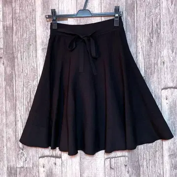 투 비 시크 [새상품급] 40 M 블랙 플레어 스커트 리본 포함
