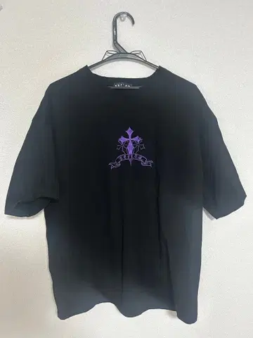 REFLEM 크로스 자수 반팔 티셔츠