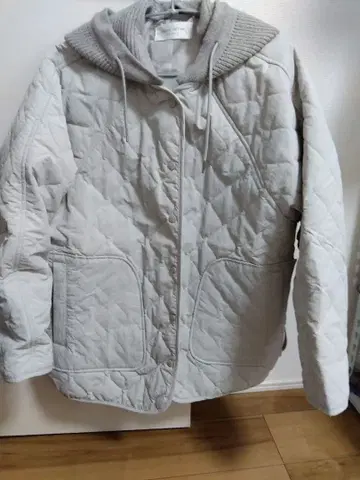 니트 후드가 달린 퀼팅 자켓