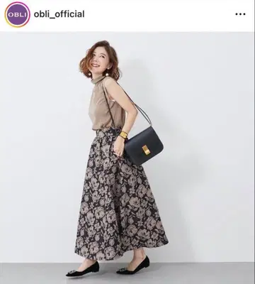 OBLI 꽃무늬 플레어 스커트 블랙과 베이지