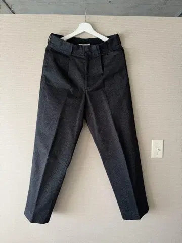 AURALEE 다크 그레이 슬랙스