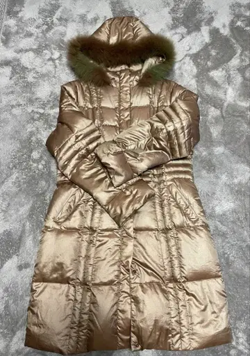 퍼 달린 골드 롱 다운 자켓