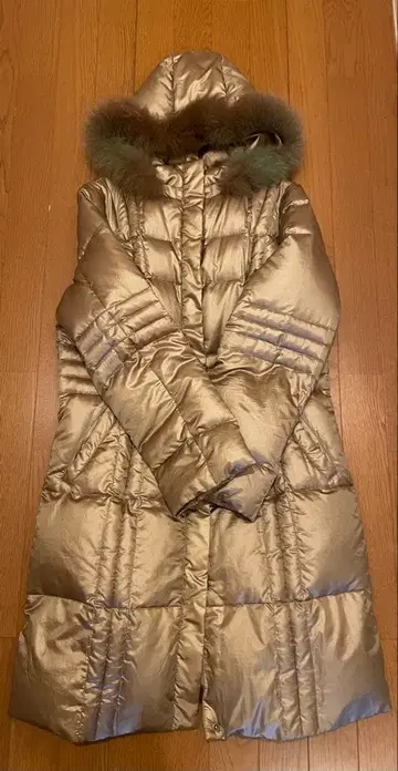 퍼 달린 골드 롱 다운 자켓