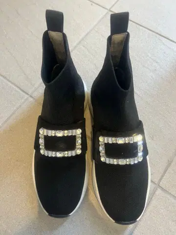 다이애나 플러스 다이애나 비쥬 장식 블랙 스니커즈