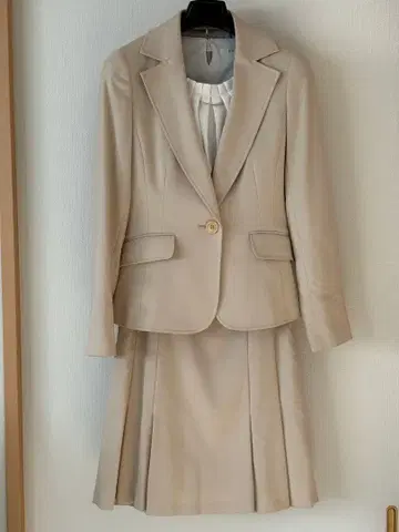베이지 테일러드 수트 자켓 스커트 세트