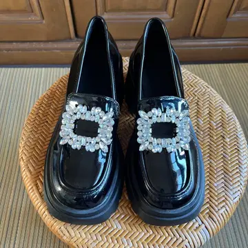 비쥬 장식 블랙 에나멜 통굽 로퍼 24.5