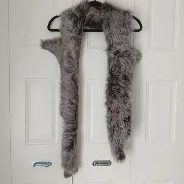 꼼사데모드 그레이 브라운 계열 무스탕 퍼 머플러 롱