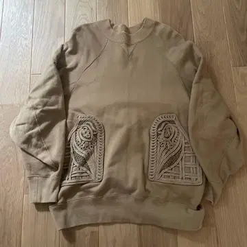 마메 쿠로구치 코드 자수 맨투맨 베이지