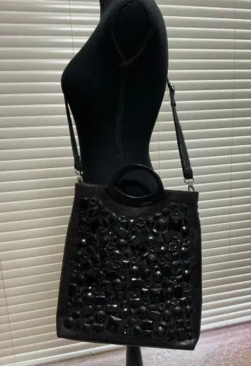 비즈 장식 블랙 숄더백
