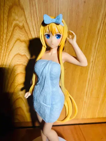 스카이블루 의상의 여성 캐릭터 피규어