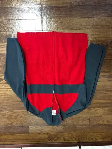 빨간색과 그레이 색상의 집업 자켓