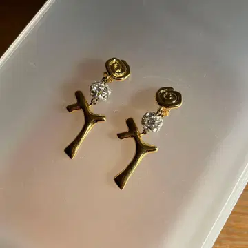 전나무 가지 모양 x 라이트 스톤 귀찌 새상품급