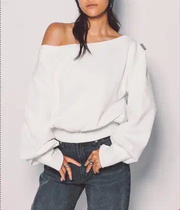 NER 오프숄더 화이트 맨투맨 버전 오브 유