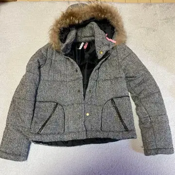 후드 부착 그레이 계열 다운 자켓