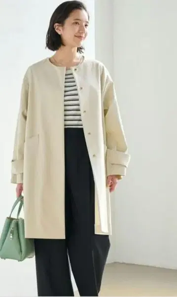 그린 라벨 릴랙싱 메탈 도트 노카라 코트