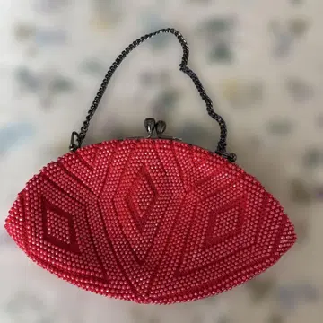 빨간색 비즈 장식 핸드백