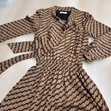 프릴 달린 긴팔 셔츠 원피스