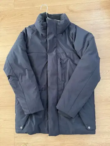 다크 그레이 후드 부착 다운 자켓