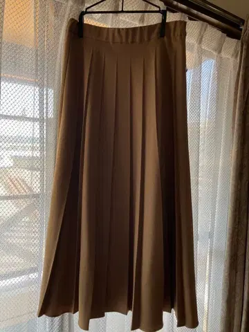 두클라쎄 플랫 플리츠 A라인 스커트