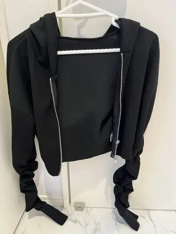 루즈핏 크롭 후드티 블랙