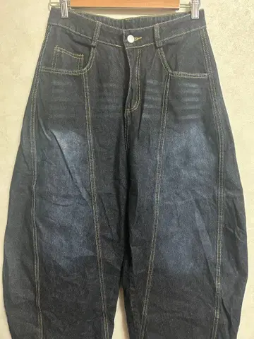 다크 블루 데님 배럴 레그 가격 인하 가능