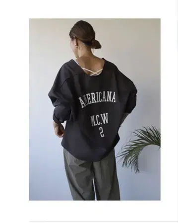 AMERICANA MIKA & DEAL 별주 브라운 V넥 맨투맨