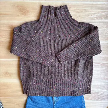 브라운 리브 하이넥 니트