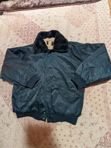 다크 네이비 광택감 보아 안감 점퍼