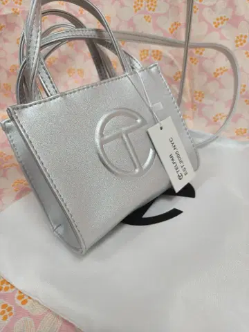 실버 새상품급 미사용 TELFAR 로고 숄더백