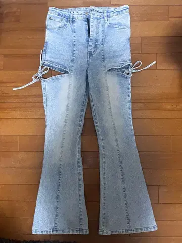 INGNI 사이드 리본 컷 아웃 플레어 데님 팬츠