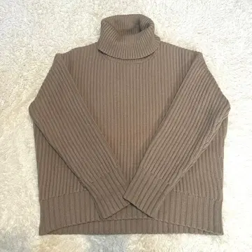 새상품급 터틀넥 니트 울 100% 베이지 브라운 계열 하이넥