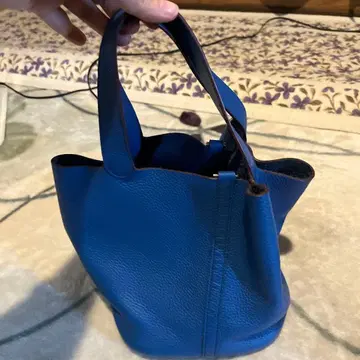 파란색 가죽 핸드백
