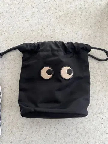 ANYA HINDMARCH 눈 디자인 파우치