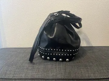 ZARA 블랙 스터드 장식 복조리형 숄더백