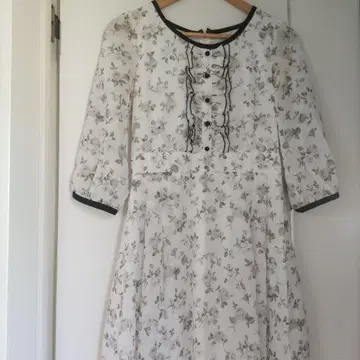 꽃무늬 긴팔 원피스 프릴 포함