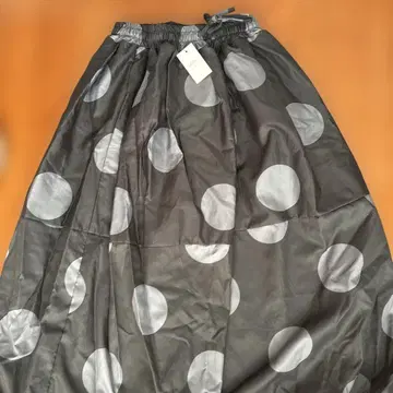 도트 무늬 플레어 스커트