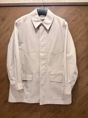 베이지 커버올 긴팔 포켓 부착