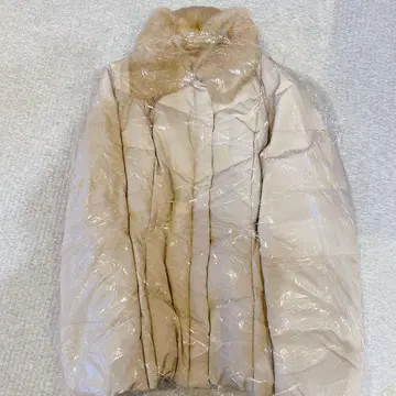 퍼 달린 베이지 다운 자켓